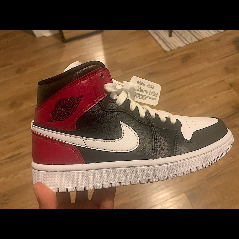 Nike Air Jordan 1 Mid in Noble Red